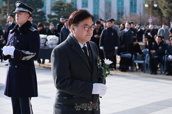 [포토] 김수한 전 국회의장 영전에 헌화하는 우원식 국회의장