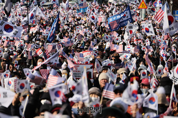 [포토] 공수처 체포조 퇴각 소식에 환호하는 지지자들