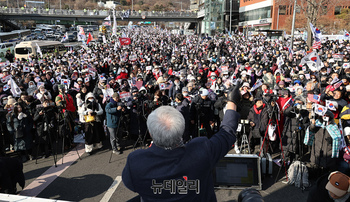 [포토] 윤 대통령 탄핵무효 집회 연단에 오른 전광훈 목사