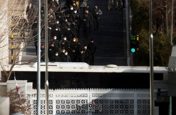 [포토] '尹 체포영장 집행중지' 5시간만에 철수하는 공조본