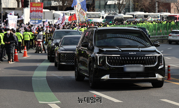 [포토] 尹 체포영장 집행중지에 관저 빠져 나온 공수처 차량