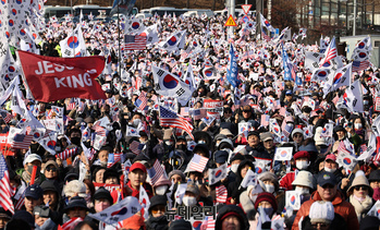 [영상] 윤석열 대통령 지지자들이 함께 부른 충정가