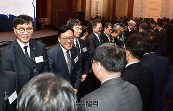 [포토] '범금융 신년인사회' 덕탐 주고 받는 참석자들