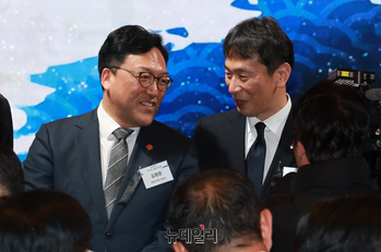 [포토] 웃으며 대화 나누는 김병환 금융위원장과 이복현 금감원장