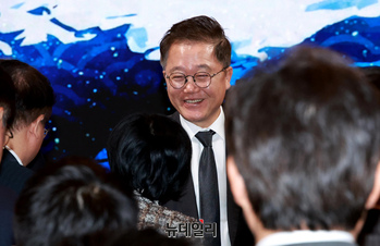 [포토] 금융계 인사들과 악수 나누는 강석훈 산업은행 회장