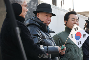 [포토] 윤 대통령 관저 연단에 오른 4전5기 홍수환