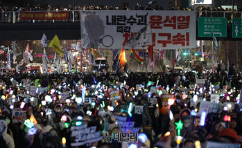 [포토] 한남고가차로 양방향 점거하고 윤 체포집회 이어가는 민노총