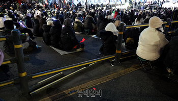 [포토] 尹체포 민노총 집회, 파손된 중앙분리대