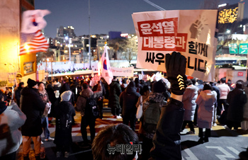 [포토] 대통령 관저 입구로 결집한 지지자들