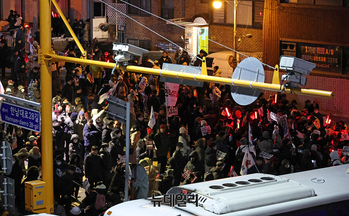 [포토] 대통령 관저 입구지키는 尹대통령 지지자들