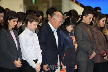 [포토] 묵념하는 정의선 현대차 회장 