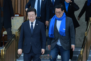 [포토] 중진의원 간담회 참석하는 이재명 민주당 대표