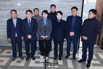 [포토] 윤상현 의원 징계안 제출 이유 설명하는 야3당 의원들