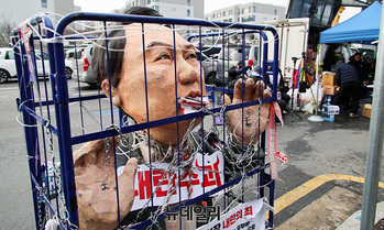 [포토] 한남동 관저에 등장한 尹조롱 조형물