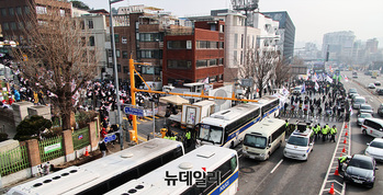 [포토] '탄핵 찬·반' 둘로 나뉜 한남동