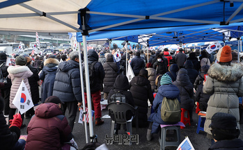 [포토] 탄핵반대 집회에 등장한 추위가림 천막