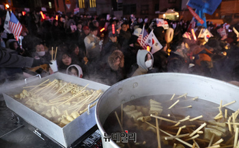 [포토] 尹대통령 사수집회에 마련된 푸드트럭 음식