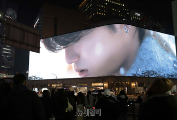 [포토] 신세계스퀘어 초대형 스크린으로 '보이넥스트도어' 신곡 뮤비 만나보세요