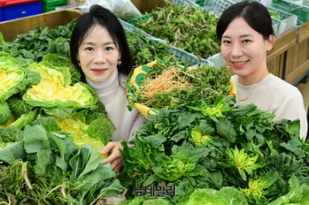 [포토] 농협 하나로마트 "봄나물 드시고 건강한 겨울 보내세요"