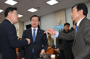 [포토] 대화 나누는 안규백·김성원·민홍철