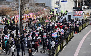 [포토] 대통령 관저에 또 모인 윤석열 대통령 지지자들