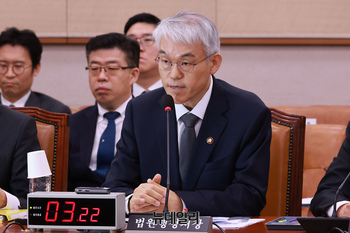 [포토] 의원들의 질문에 답하는 천대엽 법원행정처장
