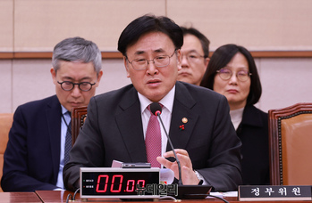 [포토] 답변하는 유상임 과학기술정보통신부 장관