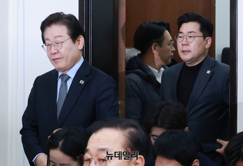 [포토] 회의 참석하는 이재명·박찬대