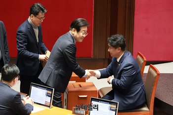 [포토] 법안 재의의 건 재투표 하는 이재명 대표