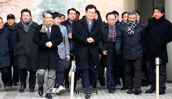 [포토] 지지자들과 법원 등장한 송영길, 1심서 징역2년 법정구속