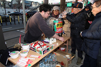 [포토] 추위 녹이는 尹 지지자들