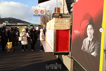 [포토] 푸드트럭으로 지원나선 이영풍 전 KBS 기자