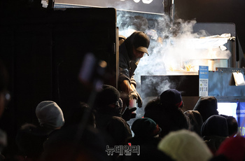 [포토] 한남동 관저 앞, 영하권 추위에 푸드트럭 인기