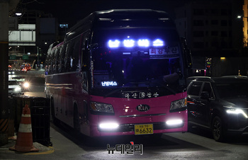 [포토] 한파주의보 새벽에 관저 앞 등장한 '난방버스'