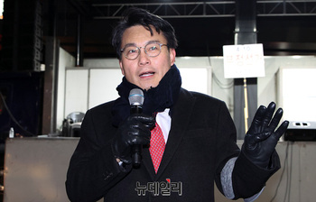 [포토] 관저 앞 尹지지자들 찾은 윤상현 의원