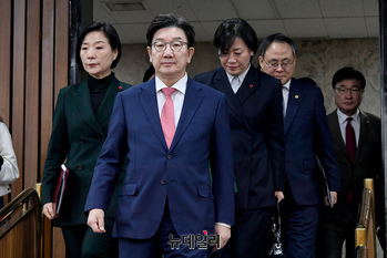 [포토] 당정협의회 참석하는 권성동 원내대표와 장관들