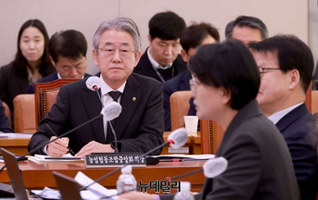 [포토] 질의에 답변하는 강호동 농협중앙회회장