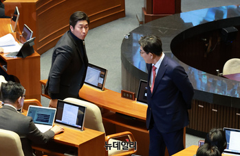 [포토] 권성동 국민의힘 원내대표 노려보는 김용만 민주당 의원