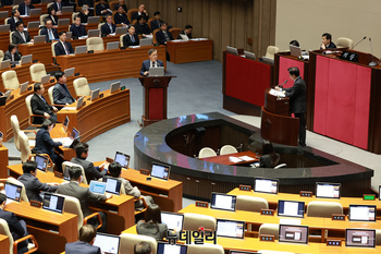 [포토] 질의에 답하는 김용빈 중앙선거관리위원회 사무총장