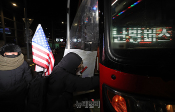 [포토] 尹사수 밤샘집회 "난방버스 이용하세요"