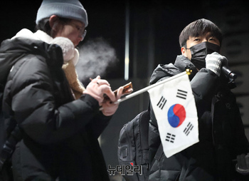 [포토] 관저 밤샘집회 연단에 오른 서울대학생들