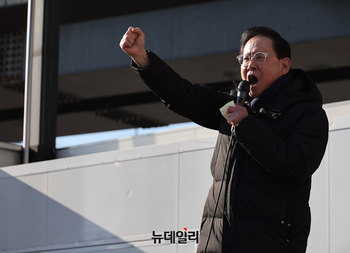 [포토] 한남관저 탄핵반대 집회, 발언하는 이종혁 자유통일당 사무총장