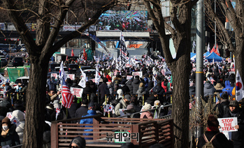 [포토] 계속되는 강추위에 이어지는 한남관저 탄핵반대 집회