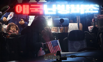 [포토] 영하권 추위 녹이는 '애국난방버스'