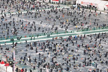 [포토] 화천산천어축제 개막...맹추위 속 10만인파 방문