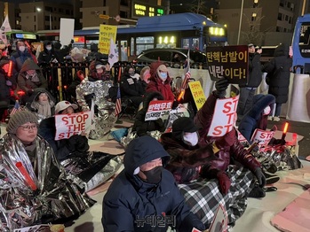 고교생 딸과 상경 '탄핵 무효' 외쳐 … 