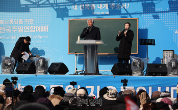 [포토] 한남관저 앞에서 열린 주일연합예배 이끄는 전광훈 목사 