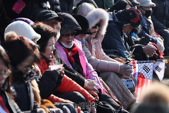 [포토] 주일연합예배로 한남관저 앞에 모인 성도들