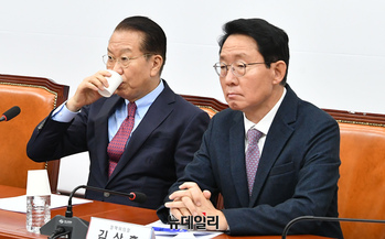 [포토] 물 들이키는 권영세 국민의힘 비대위원장