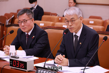 [포토] 답변하는 천대엽 법원행정처장